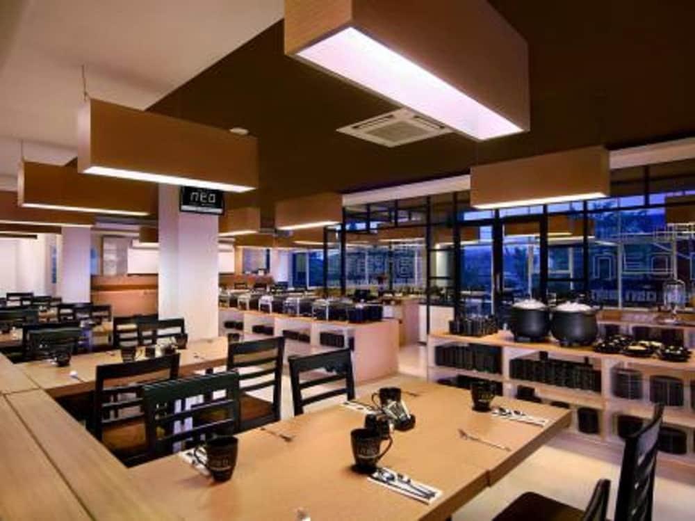 Hotel Neo Candi Simpang Lima - Semarang By Aston Εξωτερικό φωτογραφία