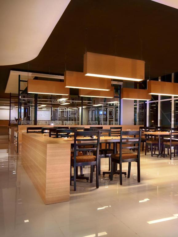 Hotel Neo Candi Simpang Lima - Semarang By Aston Εξωτερικό φωτογραφία