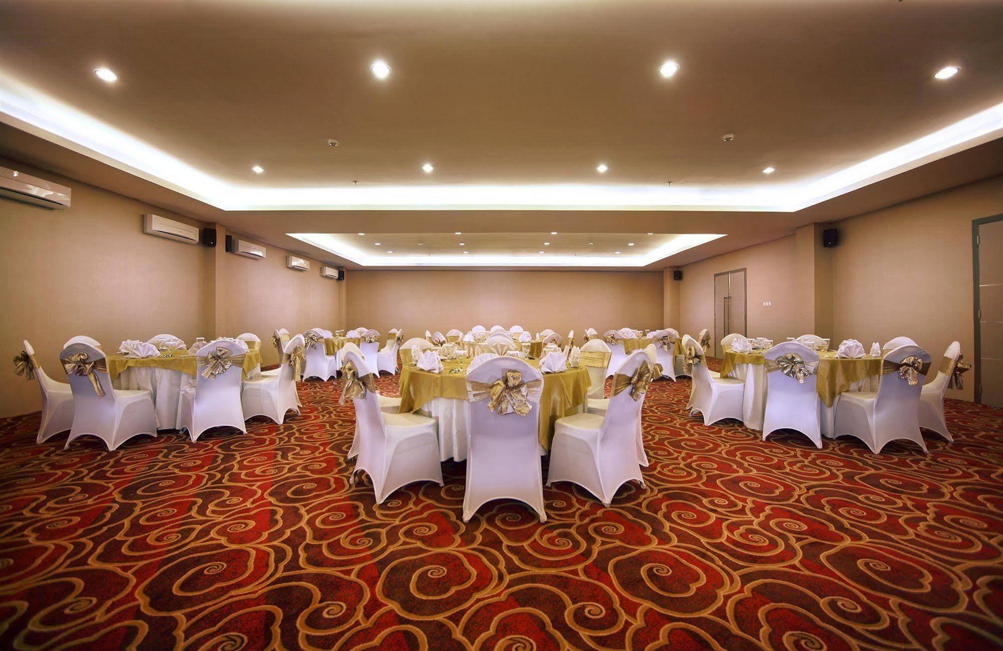 Hotel Neo Candi Simpang Lima - Semarang By Aston Εξωτερικό φωτογραφία